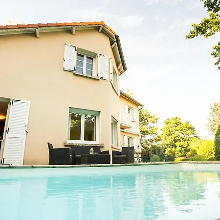 Piscine Chauffee Et Metro B Villa Oullins