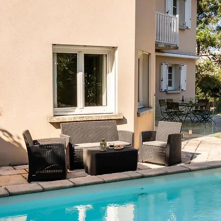 Piscine Chauffee Et Metro B Villa Oullins