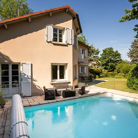 Piscine Chauffee Et Metro B Oullins